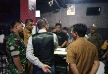 Satpol PP Datangi Kafe Wink, BMI Apresiasi Langkah Cepat Pemkot Makassar FOTO: Satpol PP dan Unsur Aparat penegak hukum lainnya saat mendatangi Kafe WINK bar and karaoke yang berada di Komplek Ruko Kima Square, Kelurahan Daya, Biringkanaya, Makassar. Selasa (7/3) malam.