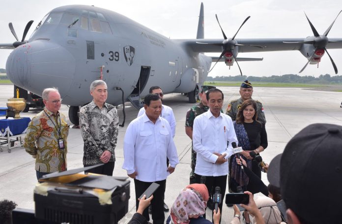 FOTO: Presiden Joko Widodo didampingi Menteri Pertahanan Prabowo Subianto, Panglima TNI Laksaman Yudo Margono dan Ketua Komisi 1 DPR RI, Meautya Hafid saat memberikan keterangan pers di Pangkalan TNI AU Halim Perdanakusuma, Jakarta, Rabu, 8 Maret 2023.