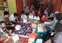 KRI Samsat Polres Palopo Berbagi Dengan Anak Yatim Piatu FOTO: KRI bersama rekan kerjanya, (Iptu Kamal) kunjungi anak yatim piatu di Kota Palopo, Sulawesi Selatan, Rabu, (8/3/2023).