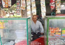 KUD Sumber Niaga Minta Kosongkan Lapak, Samsyiadi Hanya Bisa Mengelus Dada Tak Berdaya FOTO: Samsyiadi (58), lelaki paruh baya yang menempati sebagian lahan milik KUD (Koperasi Unit Desa)
