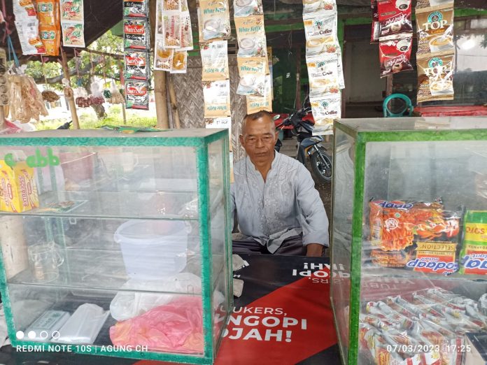 FOTO: Samsyiadi (58), lelaki paruh baya yang menempati sebagian lahan milik KUD (Koperasi Unit Desa)