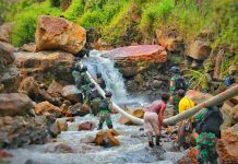 Satgas YR 321/GT Bangun PLTMH untuk Warga di Dua Distrik di Nduga Papua FOTO: Dalam Rangka HUT Ke-62 Kostrad, Satgas YR 321/GT bersama masyarakat bahu membahu membangun PLTMH (Pembangkit Listrik Tenaga Mikro Hidro) di Distrik Mbua dan Distrik Dal, Kabupaten Nduga, Papua Pegunungan. Kamis (9/3/2023)