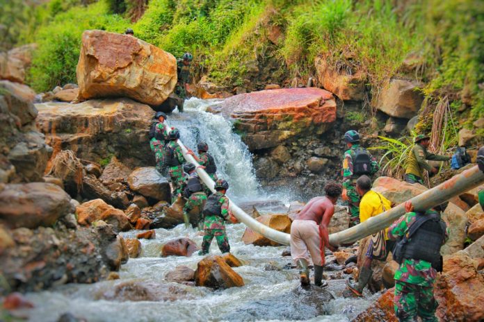 FOTO: Dalam Rangka HUT Ke-62 Kostrad, Satgas YR 321/GT bersama masyarakat bahu membahu membangun PLTMH (Pembangkit Listrik Tenaga Mikro Hidro) di Distrik Mbua dan Distrik Dal, Kabupaten Nduga, Papua Pegunungan. Kamis (9/3/2023)