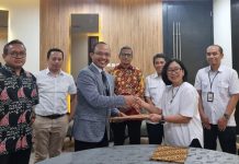 Tim Unhas Jajaki Kerjasama dengan Kementrian PUPR untuk KKN Tematik FOTO: Tim Pengelola Kuliah Kerja Nyata (KKN) Universitas Hasanuddin (Unhas) bersama Wakil Rektor I, Bidang Akademik dan Kemahasiswaan, Prof. drg. Muhammad Ruslin, melakukan penanda tanganan perjanjian kerja sama (PKS) bersama dengan Kementerian Pekerjaan Umum & Perumahan Rakyat (PUPR) Republik Indonesia, Kamis (9/3/2023), bertempat di Hotel Holiday Inn Bandung.