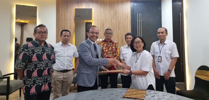 FOTO: Tim Pengelola Kuliah Kerja Nyata (KKN) Universitas Hasanuddin (Unhas) bersama Wakil Rektor I, Bidang Akademik dan Kemahasiswaan, Prof. drg. Muhammad Ruslin, melakukan penanda tanganan perjanjian kerja sama (PKS) bersama dengan Kementerian Pekerjaan Umum & Perumahan Rakyat (PUPR) Republik Indonesia, Kamis (9/3/2023), bertempat di Hotel Holiday Inn Bandung.