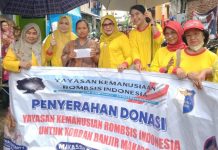 Peduli Warga Prasejahtera, Apiaty Legislator Golkar, Lewat Yayasan ROMBSIS Beri Donasi Senilai Rp1 Juta FOTO: Dr.Ir.Hj.Apiaty K. Amin Syam, M.Si anggota fraksi partai Golkar DPRD Makassar saat menyalurkan bantuan dari Yayasan Kemanusiaan ROMBSIS warga terdampak banjir di kota Makassar. Selasa (7/3/2023) lalu.