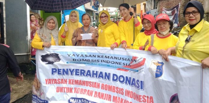 FOTO: Dr.Ir.Hj.Apiaty K. Amin Syam, M.Si anggota fraksi partai Golkar DPRD Makassar saat menyalurkan bantuan dari Yayasan Kemanusiaan ROMBSIS warga terdampak banjir di kota Makassar. Selasa (7/3/2023) lalu.