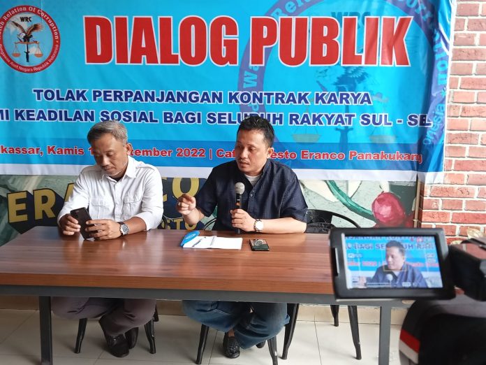 FOTO: Asratillah Direktur Profetik Institute (Kanan) baju hitam. Bersama Pengamat Politik dan Sosial Arief Wicaksono dalam Dialog Publik beberapa waktu lalu yang diselenggarakan oleh Wacht Relation of Corruption Sulawesi Selatan.