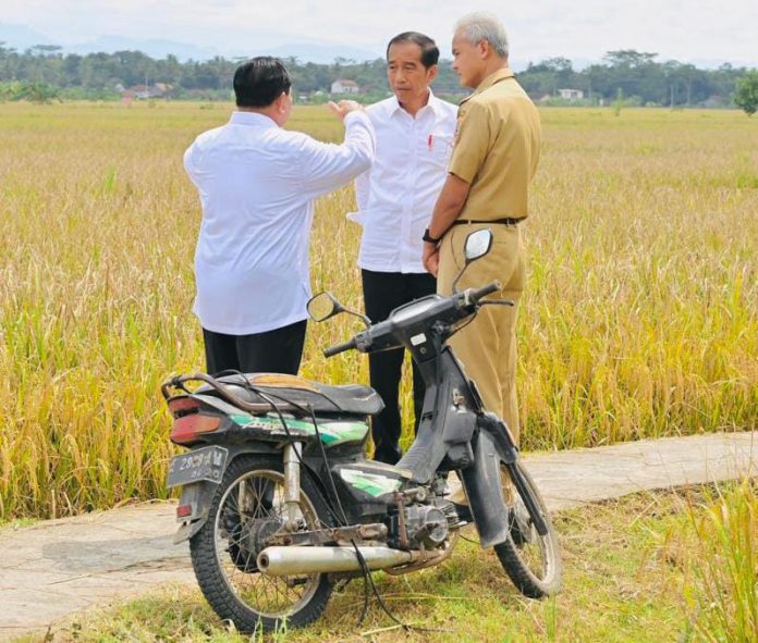 FOTO: Presiden Joko Widodo, Menhan Prabowo Subianto dan Gubernur Jateng Ganjar Pranowo saat menghadiri panen raya di Desa Lajer, Kecamatan Ambal, Kabupaten Kebumen, Jawa Tengah.