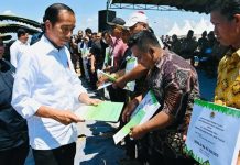 Presiden Jokowi: SK Perhutanan Sosial Beri Kepastian kepada Masyarakat FOTO: Presiden Jokowi menyerahkan SK Perhutanan Sosial dan SK TORA kepada masyarakat di Blora, Jawa Tengah, Jumat (10/03/2023). (Foto: Humas Setkab/Rahmat)