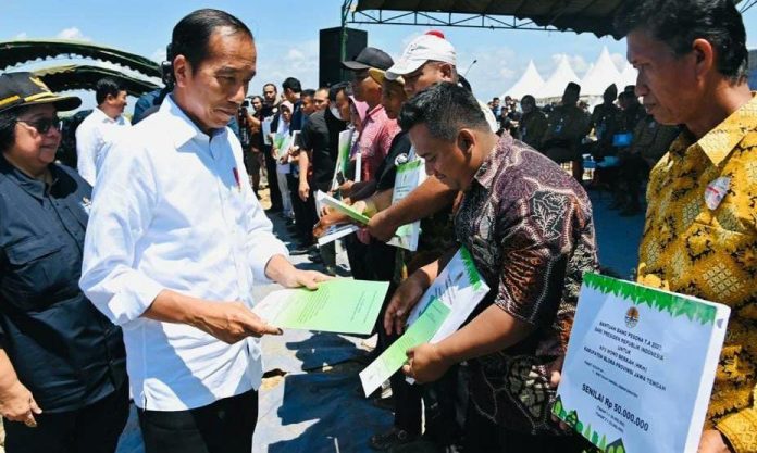 FOTO: Presiden Jokowi menyerahkan SK Perhutanan Sosial dan SK TORA kepada masyarakat di Blora, Jawa Tengah, Jumat (10/03/2023). (Foto: Humas Setkab/Rahmat)