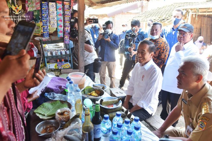 FOTO: Presiden Joko Widodo atau Jokowi melakukan peninjauan di Pasar Mendenrejo, Kecamatan Kradenan, Kabupaten Blora, Provinsi Jawa Tengah, 10 Maret 2023.