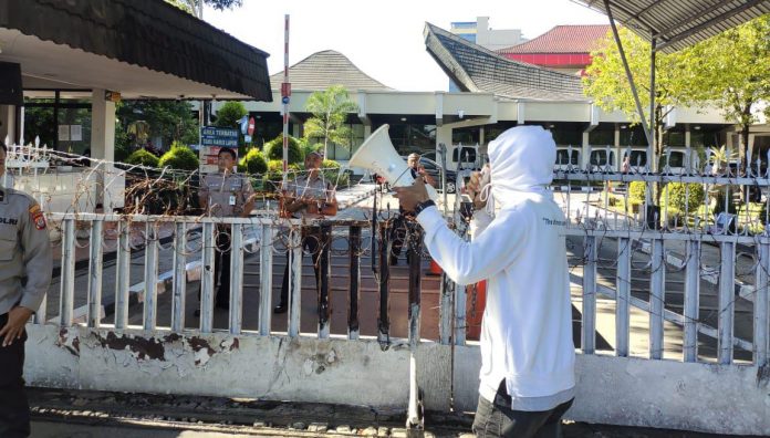 FOTO: Koalisi Lintas Lembaga kembali melakukan aksi demonstrasi di depan kantor PT Pertamina (Persero Regional VII Jl Garuda No. 1 dan di Spbu 7490238 di Jalan Perintis Kemerdekaan makassar,(10/3/2023)