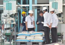 Panen Raya, Presiden Minta Bulog Serap Gabah Petani Sebanyaknya FOTO: Presiden Jokowi dan Seskab Pamono Anung beserta sejumlah pejabat lainnya meninjau Sentra Penggilingan Padi Bulo di Sragen, Sabtu (11/03/2023). (Foto: Humas Setkab/Agung)