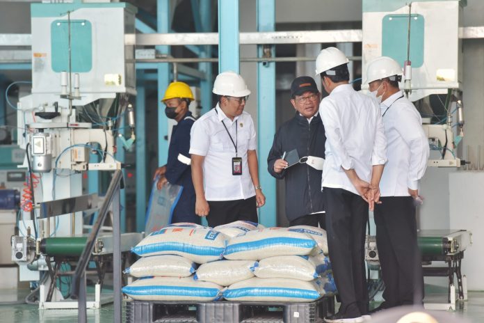 FOTO: Presiden Jokowi dan Seskab Pamono Anung beserta sejumlah pejabat lainnya meninjau Sentra Penggilingan Padi Bulo di Sragen, Sabtu (11/03/2023). (Foto: Humas Setkab/Agung)