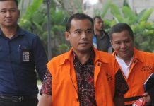 Mantan Napi Tipikor Jadi Staf Khusus Mensos Bupati Purbalingga Tasdi dan Bupati Mojokerto non aktif Mustofa Kamal Pasa tiba untuk menjalani pemeriksaan lanjutan di Gedung KPK, Jakarta, Kamis (28/6). Dua bupati ini diperiksa dengan kasus yang berbeda. (Merdeka.com/Dwi Narwoko)