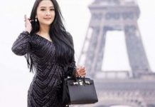 Netizen Soroti Gaya Hidup Hedonis Istri Kepala BPN Jaktim, Punya Tas Hermes FOTO: Istri Sudarman yang difoto dengan tas mahalnya. Berlatar belakang menara Eifel, Paris, Perancis (twitter/partaisocmed)