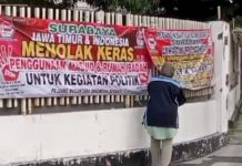 Bernada Provokasi Tolak Kedatangan Anies, Emak ini Langsung Copot Spanduk di Jalan Protokol Kota Surabaya FOTO: Farida Herman relawan Aliansi Nasional Indonesia (Anies) Jawa Timur saat mencopot spanduk bernada provokasi di kota Surabaya.