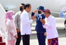 Presiden Jokowi dan Ibu Iriana Kunjungan Kerja ke Bali FOTO: Presiden Jokowi dan Ibu Iriana tiba di Bandara Internasional I Gusti Ngurah Rai, Kabupaten Badung, Senin (13/03/2023) disambut oleh Gubernur Bali I Wayan Koster beserta istri. (Foto: BPMI Setpres/Muchlis Jr)