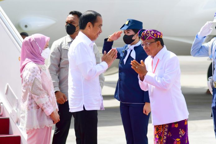 FOTO: Presiden Jokowi dan Ibu Iriana tiba di Bandara Internasional I Gusti Ngurah Rai, Kabupaten Badung, Senin (13/03/2023) disambut oleh Gubernur Bali I Wayan Koster beserta istri. (Foto: BPMI Setpres/Muchlis Jr)