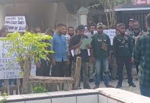 Mahasiswa Tuntut TNI Polri Ditarik dari Pengunungan Tengah Papua, BMI Dukung Langkah BARAK Sulsel FOTO: Forum Solidaritas Mahasiswa Puncak Jaya, Lani Jaya dan Nduga saat menggelar aksi didepan Asrama Mahasiswa Pengunugan Tengah di Jalan Nikel 3 Kelurahan Balla Parang, Rappocini, Kota Makassar pada Senin (13/3/2023)