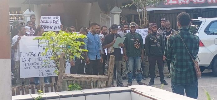 FOTO: Forum Solidaritas Mahasiswa Puncak Jaya, Lani Jaya dan Nduga saat menggelar aksi didepan Asrama Mahasiswa Pengunugan Tengah di Jalan Nikel 3 Kelurahan Balla Parang, Rappocini, Kota Makassar pada Senin (13/3/2023)