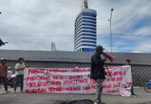 Tender Proyek Rp 155 milyar Diduga Bermasalah, Tiga Lembaga Desak APH Periksa Direktur PIP Makassar FOTO: Aksi Unjuk rasa di Kantor Kejaksaan Tinggi Sulawesi Selatan di Jalan Urip Sumoharjo Km.4 Kota Makassar. Senin siang (13/3) oleh Tiga Aliansi Lembaga Anti Rasuah.