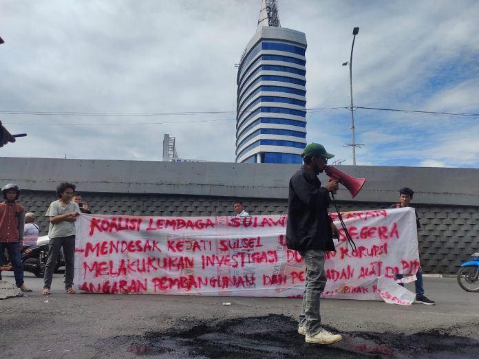 FOTO: Aksi Unjuk rasa di Kantor Kejaksaan Tinggi Sulawesi Selatan di Jalan Urip Sumoharjo Km.4 Kota Makassar. Senin siang (13/3) oleh Tiga Aliansi Lembaga Anti Rasuah.