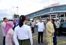 Manggarai Barat Tuan Rumah ASEAN Summit, Presiden Jokowi: Promosikan Labuan Bajo, Destinasi Super Prioritas FOTO: Presiden Jokowi saat berada di Bandara udara Komodo, Kabupaten Manggarai Barat, NTT, pada Selasa (14/03/2023). (Foto: BPMI Setpres/Muchlis Jr)