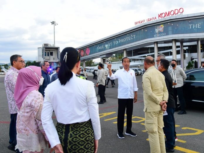 FOTO: Presiden Jokowi saat berada di Bandara udara Komodo, Kabupaten Manggarai Barat, NTT, pada Selasa (14/03/2023). (Foto: BPMI Setpres/Muchlis Jr)