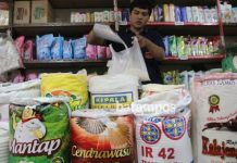 Jelang Puasa, Beras Medium Tembus Rp 335 ribu, Ibu RT Menjerit FOTO: Kegiatan perdagangan di pasar tradisonal