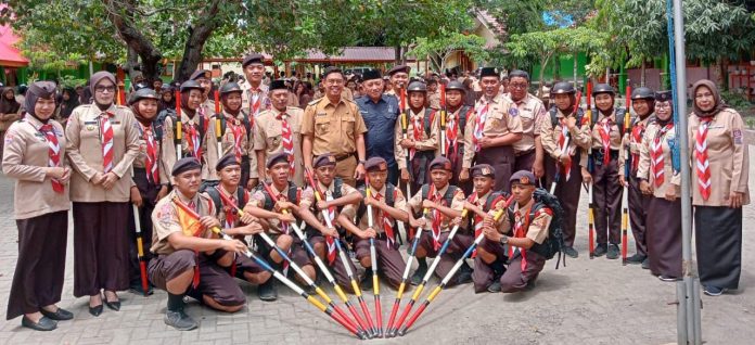 FOTO: Wakil Bupati (Wabup) Bulukumba, Andi Edy Manaf, melepas 16 orang peserta Lomba Tingkat Penggalang (LT lV) Tingkat Daerah Gerakan Pramuka Sulawesi Selatan Tahun 2023, yang berlangsung di Kabupaten Maros. Selasa, 14 Maret 2023.