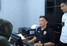 Sering Tampilkan Petinggi Kepolisian di Akun Medsosnya, Kompolnas Apresiasi Penangkapan Ajudan Pribadi FOTO: Penyidik Satreskrim Polres Metro Jakarta Barat, saat memeriksa Akbar Pera Baharudin alias akun @ajudan_pribadi