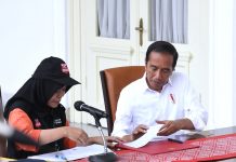 Presiden Jokowi Laksanakan Coklit Data Pemilih, KPU: Ini Tunjukkan Pemilu Tetap Berjalan FOTO: Presiden Jokowi mengikuti proses coklit data pemilih pemilihan umum (Pemilu) 2024, di Istana Merdeka, Jakarta, Selasa (14/03/2023) sore. (Foto: BPMI Setpres)