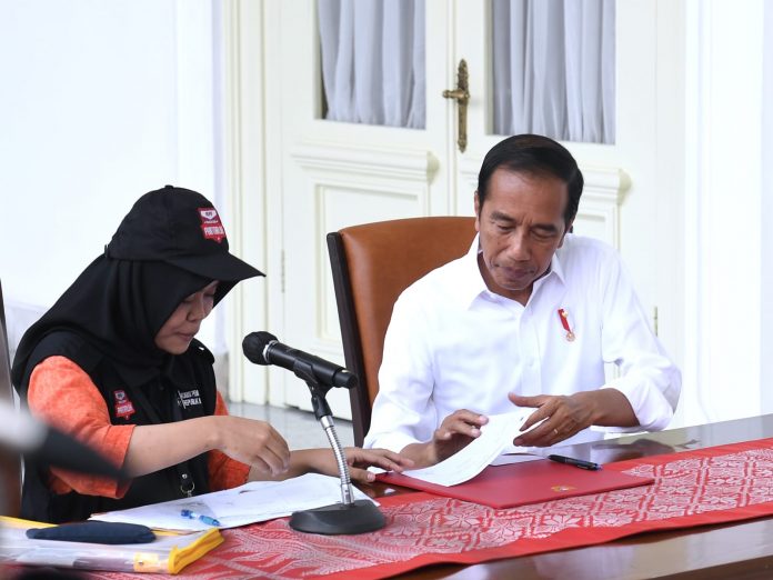 FOTO: Presiden Jokowi mengikuti proses coklit data pemilih pemilihan umum (Pemilu) 2024, di Istana Merdeka, Jakarta, Selasa (14/03/2023) sore. (Foto: BPMI Setpres)