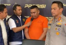 Tawarkan Murah Mobil Mewah, Konyol Tipu Teman Sendiri FOTO: Polres Metro Jakarta Barat saat menggelar keterangan pers terkait penangkapan Akbar Pera Baharudin alias Ajudan Pribadi. Rabu (15/3)