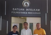Eks RT-RW Bakal Gelar Unras, Anchy: RL Jangan Cuek Seperti Ketua DPRD Lutim FOTO: Kiri Sekertaris Aliansi eks RT-RW Bersatu se-Makassar, Shahril Yeyen, IPDA Adi Budiana, Kasubnit 1 Unit IV Intelkam Polrestabes Makassar dan Syamsir Saeni (Anchy) saat menyampaikan pemberitahuan aksi unjuk rasa. Rabu (15/3/2023)