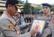 Terlibat Narkoba, Anggota Polisi ini Dipecat, Kapolrestabes Makassar: Saya tidak Berbangga Hati Melakukan Upacara ini FOTO: Kapolrestabes Makassar, Kombes Pol Budhi Haryanto memimpin upacara Pemberhentian Tidak Dengan Hormat, terhadap Brigpol Baso di halaman Mapolrestabes Makassar. (Properti: tvOne)