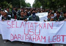 Soal 10 Mahasiswa UIN Alauddin di Sodomi, BMI Sebut Kampus Darurat LGBT, Desak DPRD Makassar Bahas Ranperda FOTO: Puluhan mahasiswa yang tergabung dalam Aliansi Mahasiswa USU Tolak LGBT, berunjuk rasa di kampus, di Medan, Sumatera Utara, Jumat (29/3/2019). Mereka menolak segala bentuk perilaku maupun paham yang berkaitan dengan Lesbian, Gay, Biseksual dan Transgender (LGBT) di lingkungan kampus Universitas Sumatera Utara (USU). ANTARA FOTO/Irsan Mulyadi/aww.