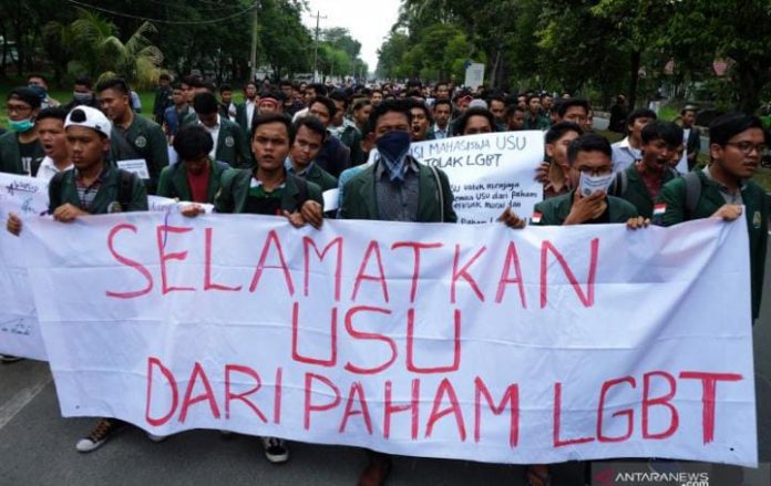 FOTO: Puluhan mahasiswa yang tergabung dalam Aliansi Mahasiswa USU Tolak LGBT, berunjuk rasa di kampus, di Medan, Sumatera Utara, Jumat (29/3/2019). Mereka menolak segala bentuk perilaku maupun paham yang berkaitan dengan Lesbian, Gay, Biseksual dan Transgender (LGBT) di lingkungan kampus Universitas Sumatera Utara (USU). ANTARA FOTO/Irsan Mulyadi/aww.