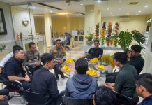 Gelar Perkara Khusus, Propam Polda Sulsel dan Kapolres Temui PH 12 Mahasiswa Palopo, Ikra: CCTV akan Dibuka FOTO: Kabid Propam Polda Sulsel, Kombes Pol. Zulham Effendi S.I.K M.H dan Kapolres Palopo, AKBP Safi’i Nafsikin bersama Kuasa Hukum 12 Mahasiswa, Andi Ikra Rahman saat menggelar pertemuan di Hotel Platinum, Kota Palopo, Sulawesi Selatan. Kamis 16 Maret 2023.