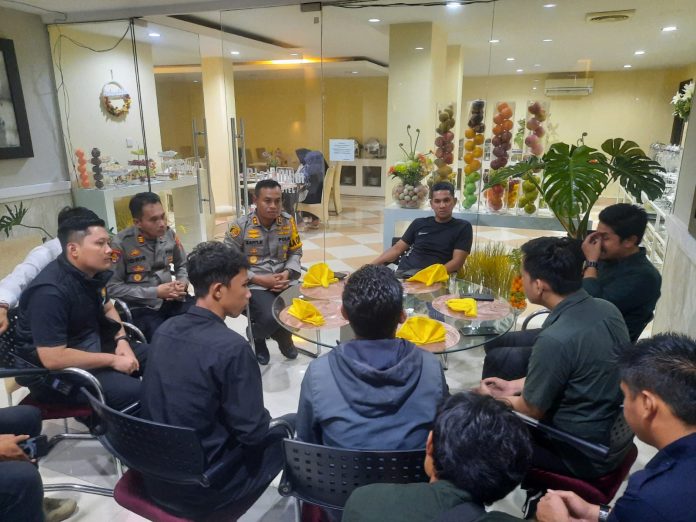 FOTO: Kabid Propam Polda Sulsel, Kombes Pol. Zulham Effendi S.I.K M.H dan Kapolres Palopo, AKBP Safi’i Nafsikin bersama Kuasa Hukum 12 Mahasiswa, Andi Ikra Rahman saat menggelar pertemuan di Hotel Platinum, Kota Palopo, Sulawesi Selatan. Kamis 16 Maret 2023.