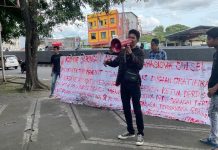 Ngaku ke Aktivis Mahasiswa Anti Korupsi Sedang Berada di KPK, Setwan: Saya Tidak Diperiksa FOTO: Komite Jaringan Aktivis Mahasiswa Sulawesi Selatan (KEJAM Sulsel) saat menggelar aksi di gedung DPRD Sulsel beberapa waktu lalu masih terkait isu Suap Auditor BPK.