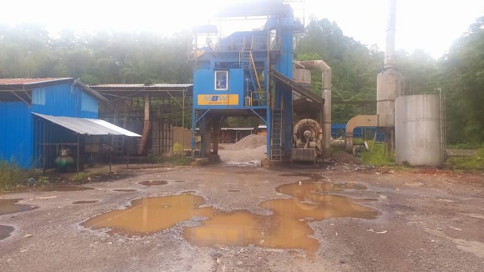 FOTO: Keberadaan batching plant di sekitar Pasele Atas, Rantepao, Toraja Utara , diduga tidak mengantongi izin.