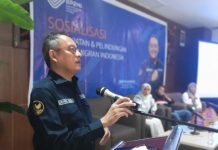 BP2MI Kerjasama Barikade’98 Gelar Sosialisasi Pelindungan Pekerja Migran Indonesia di Makassar dan Bulukumba FOTO: Direktur sistem dan strategi penempatan dan perlindungan kawasan Amerika dan Pasifik BP2MI, Devriel Sogia, saat menghadiri, Sosialisasi Penempatan dan Pelindungan Pekerja Migran Indonesia bekerja sama dengan Barikade'98 di hotel D'maleo, Jalan Pelita raya, Kota Makassar. Jumat (17/3/2023).
