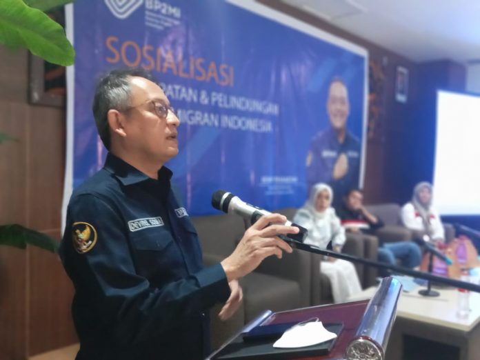 IMG-20230317-WA0136 FOTO: Direktur sistem dan strategi penempatan dan perlindungan kawasan Amerika dan Pasifik BP2MI, Devriel Sogia, saat menghadiri, Sosialisasi Penempatan dan Pelindungan Pekerja Migran Indonesia bekerja sama dengan Barikade'98 di hotel D'maleo, Jalan Pelita raya, Kota Makassar. Jumat (17/3/2023).