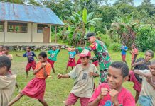 Satgas Yonif 132/BS Memperkenalkan Seni Bela Diri Kepada Anak-Anak di Perbatasan Papua FOTO: Satgas Pamtas Yonif 132/BS memperkenalkan seni bela diri kepada siswa-siswi SD YPPK Epinosa, Kp. Kalimao, Distrik Waris, Kab. Keerom, Provinsi Papua, Jum'at (17/03/2023).