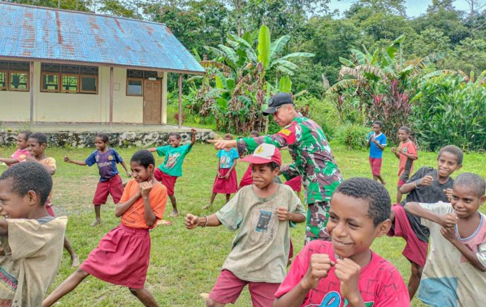 IMG-20230317-WA0143 FOTO: Satgas Pamtas Yonif 132/BS memperkenalkan seni bela diri kepada siswa-siswi SD YPPK Epinosa, Kp. Kalimao, Distrik Waris, Kab. Keerom, Provinsi Papua, Jum'at (17/03/2023).