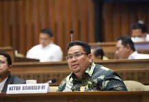 Bawaslu Mulai Was-was, Dana Pemilu 2024 Baru Cair 60 Persen FOTO: Ketua Bawaslu Rahmat Bagja (kanan) saat memberikan keterangan dalam rapat dengar pendapat bersama Komisi II DPR RI, Kementerian Dalam Negeri (Kemendagri), KPU, dan Dewan Kehormatan Penyelenggara Pemilu (DKPP) di Jakarta, Rabu 31 Agustus 2022/Foto: Pemberitaan dan Publikasi Bawaslu RI