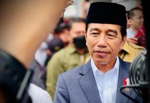 Bareskrim Polri Sebut Ijazah SMA dan S1 Milik Jokowi Asli FOTO: Presiden Jokowi saat memberikan keterangan persnya usai meresmikan SPAM Banjarbakula, Jumat (17/03/2023), di Kota Banjarbaru, Kalsel. (Foto: Humas Setkab/Jay)